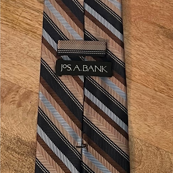JOS A. BANK MEN’S BROWN, TAN, NAVY, & LIGHT BLUE 100% SILK NECKTIE/PRE-OWNED/MOD - Picture 2 of 2